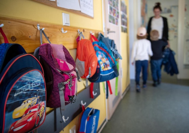 Kinderbetreuung kann ganz schn teuer sein.  | Foto: Monika Skolimowska (dpa)