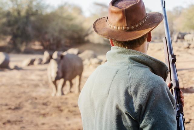 Der Journalist Olivier van Beemen hat die NGO African Parks unter die Lupe genommen - Lesung in Freiburg