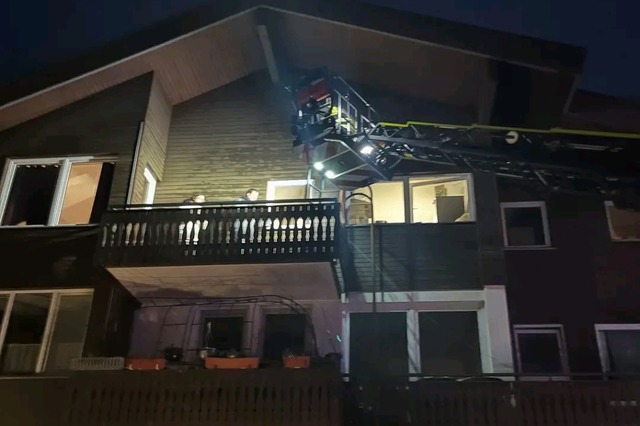 Bei dem Feuerwehreinsatz am Donnerstag...der Drehleiter aus dem Gebude geholt.  | Foto: Feuerwehr Todtmoos