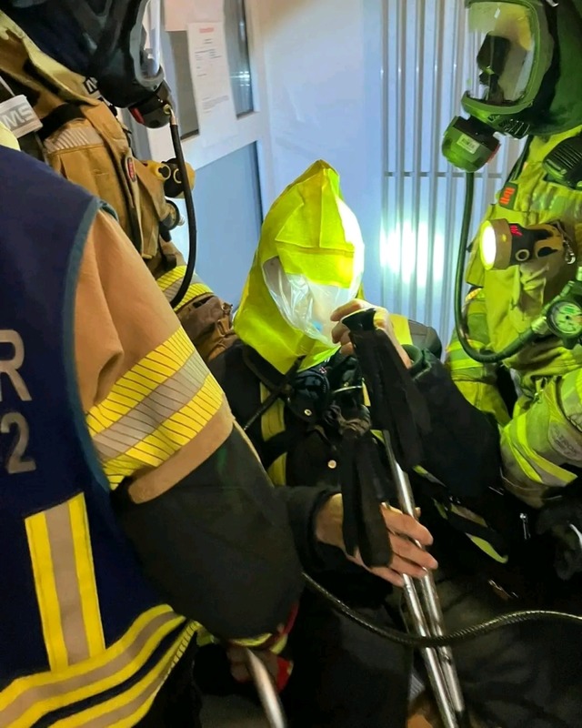 Manche Bewohner, die nicht in den Korb... Die Feuerwehrleute trugen Atemschutz.  | Foto: Feuerwehr Todtmoos