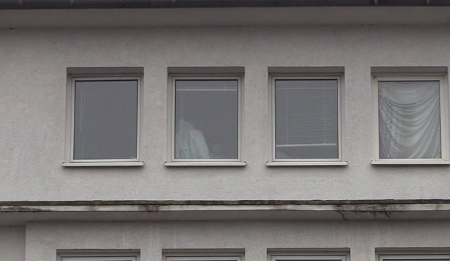 In dieser Wohnung wurde der Mann mutma&szlig;lich umgebracht.  | Foto: Michael Pollert/dpa