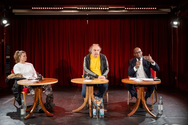 Kultursenator Joe Chialo stellte die neue Personalie in der Volksb&uuml;hne vor.  | Foto: Soeren Stache/dpa