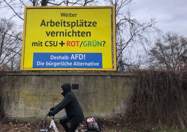 Auff&auml;lliges Gelb - mit einer mehr...schland f&uuml;r die Wahl der Rechten.  | Foto: David Hutzler/dpa