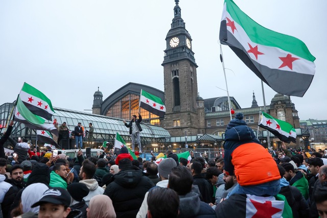 Den Sturz des syrischen Machthabers, B...erinnen und Syrer auch in Deutschland.  | Foto: Bodo Marks/dpa