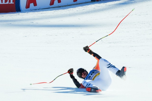 St&uuml;rzte spektakul&auml;r und kam ohne Ski in den Zielraum: Luis Vogt.  | Foto: Jens B&uuml;ttner/dpa