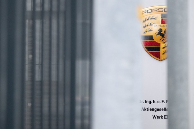 Porsche will zig Millionen Euro in neu...renner-Fahrzeuge stecken. (Archivbild)  | Foto: Marijan Murat/dpa