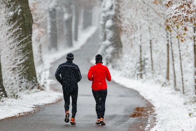 Wer im Winter Laufen geht, sollte eini...chten. Denn die Klte hat ihre Tcken.  | Foto: Markus Scholz (dpa)