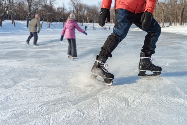 Damit Eislauffans ihre Kurven ziehen k... es viele Tage lang Minustemperaturen.  | Foto: mbruxelle (stock.adobe.com)