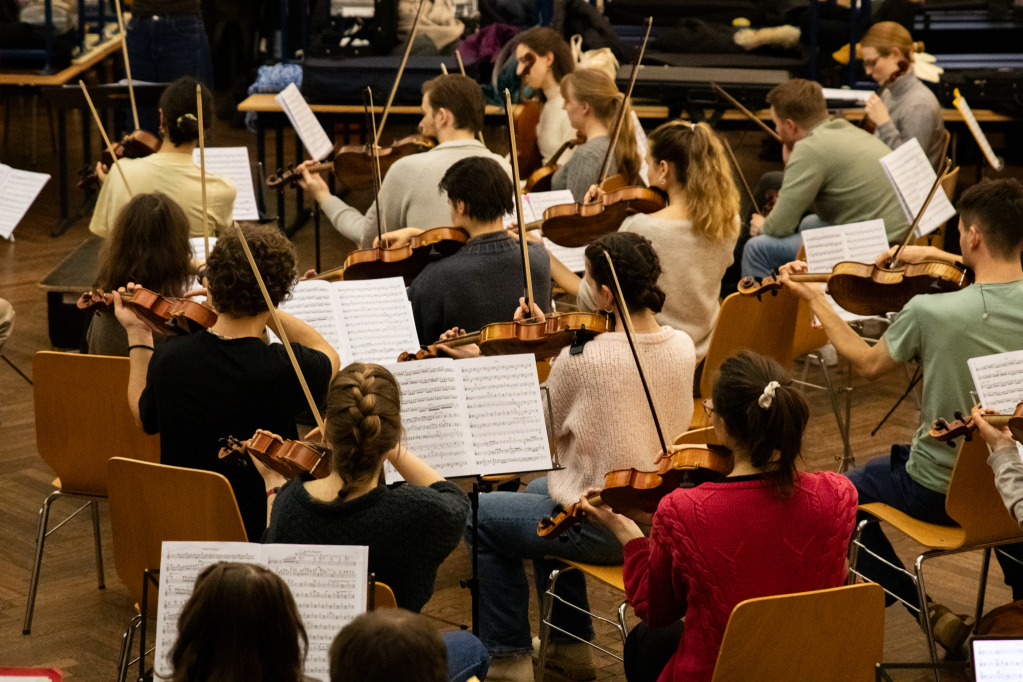 Mehr als 100 junge Musikerinnen und Musiker bringen am Wochenende Schostakowitschs Sinfonie Nr. 7 auf die Bhne des Freiburger Konzerthauses.