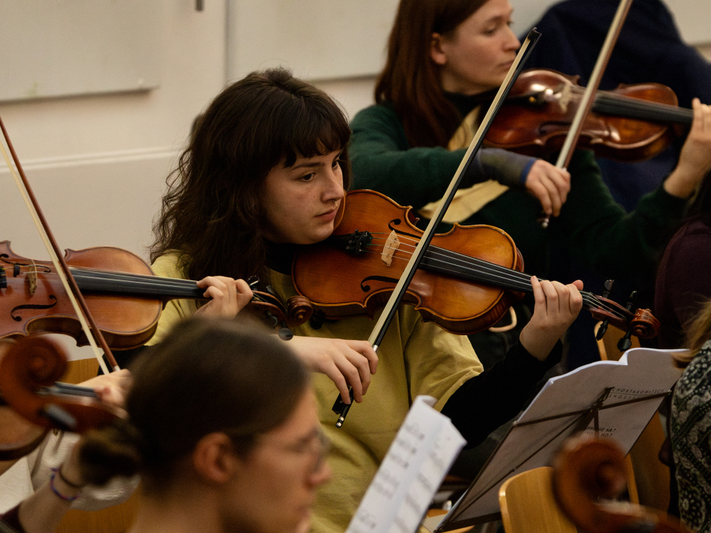 Mehr als 100 junge Musikerinnen und Musiker bringen am Wochenende Schostakowitschs Sinfonie Nr. 7 auf die Bhne des Freiburger Konzerthauses.