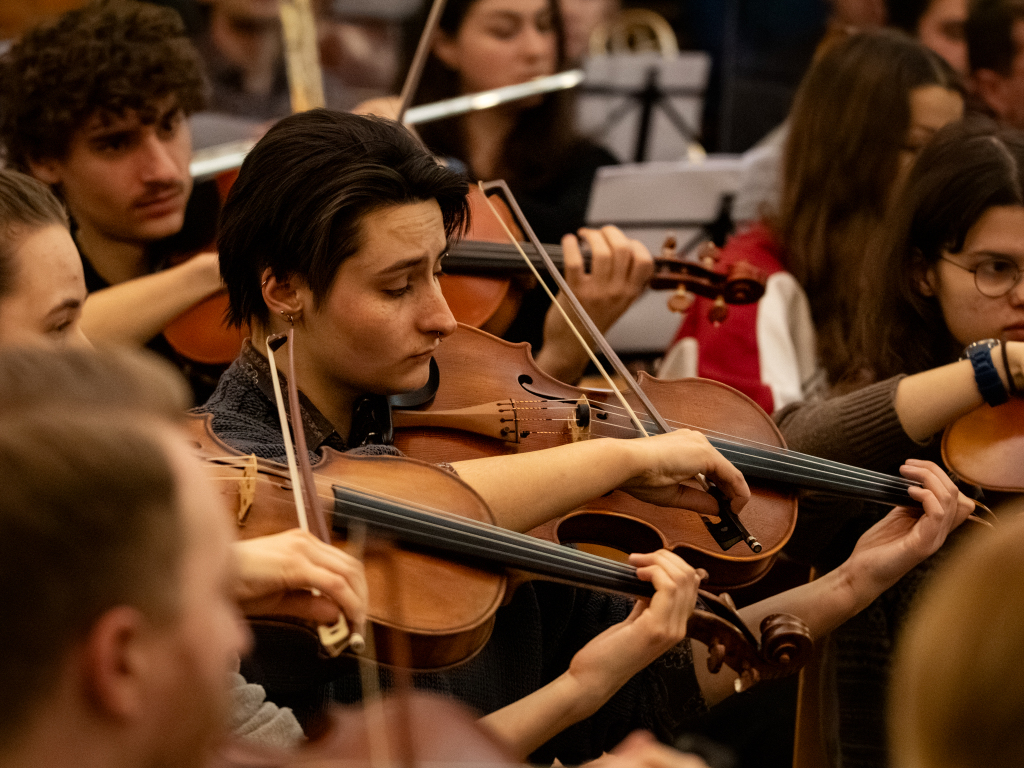 Mehr als 100 junge Musikerinnen und Musiker bringen am Wochenende Schostakowitschs Sinfonie Nr. 7 auf die Bhne des Freiburger Konzerthauses.