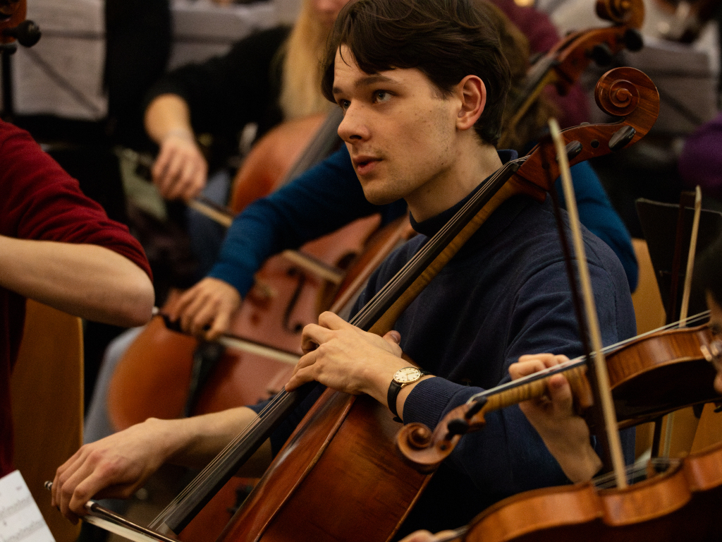 Mehr als 100 junge Musikerinnen und Musiker bringen am Wochenende Schostakowitschs Sinfonie Nr. 7 auf die Bhne des Freiburger Konzerthauses.