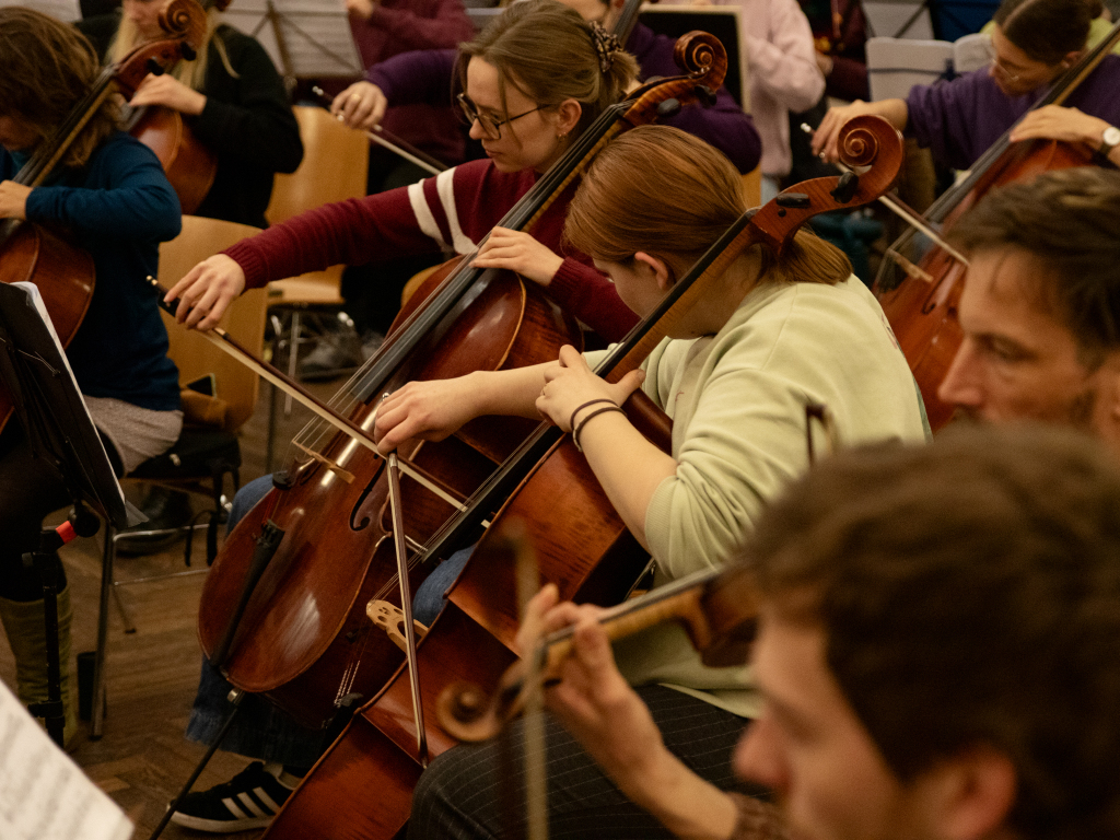 Mehr als 100 junge Musikerinnen und Musiker bringen am Wochenende Schostakowitschs Sinfonie Nr. 7 auf die Bhne des Freiburger Konzerthauses.