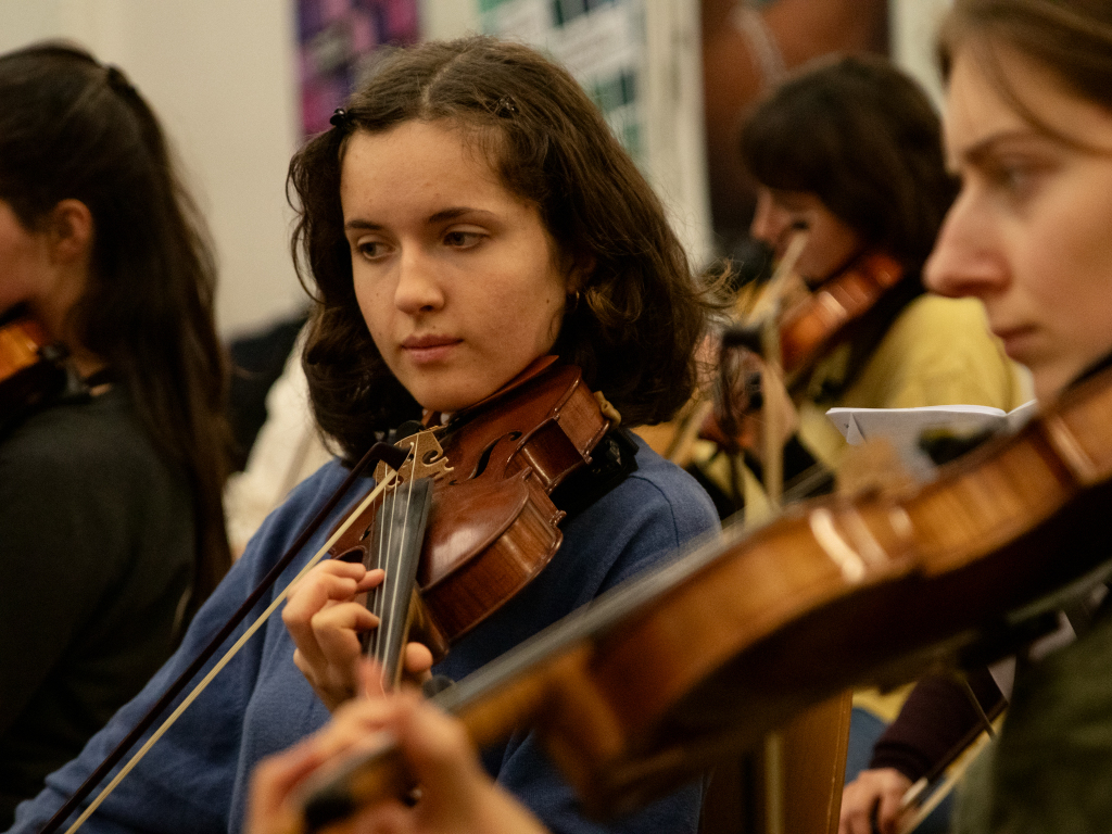 Mehr als 100 junge Musikerinnen und Musiker bringen am Wochenende Schostakowitschs Sinfonie Nr. 7 auf die Bhne des Freiburger Konzerthauses.