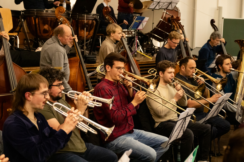 Mehr als 100 junge Musikerinnen und Musiker bringen am Wochenende Schostakowitschs Sinfonie Nr. 7 auf die Bhne des Freiburger Konzerthauses.