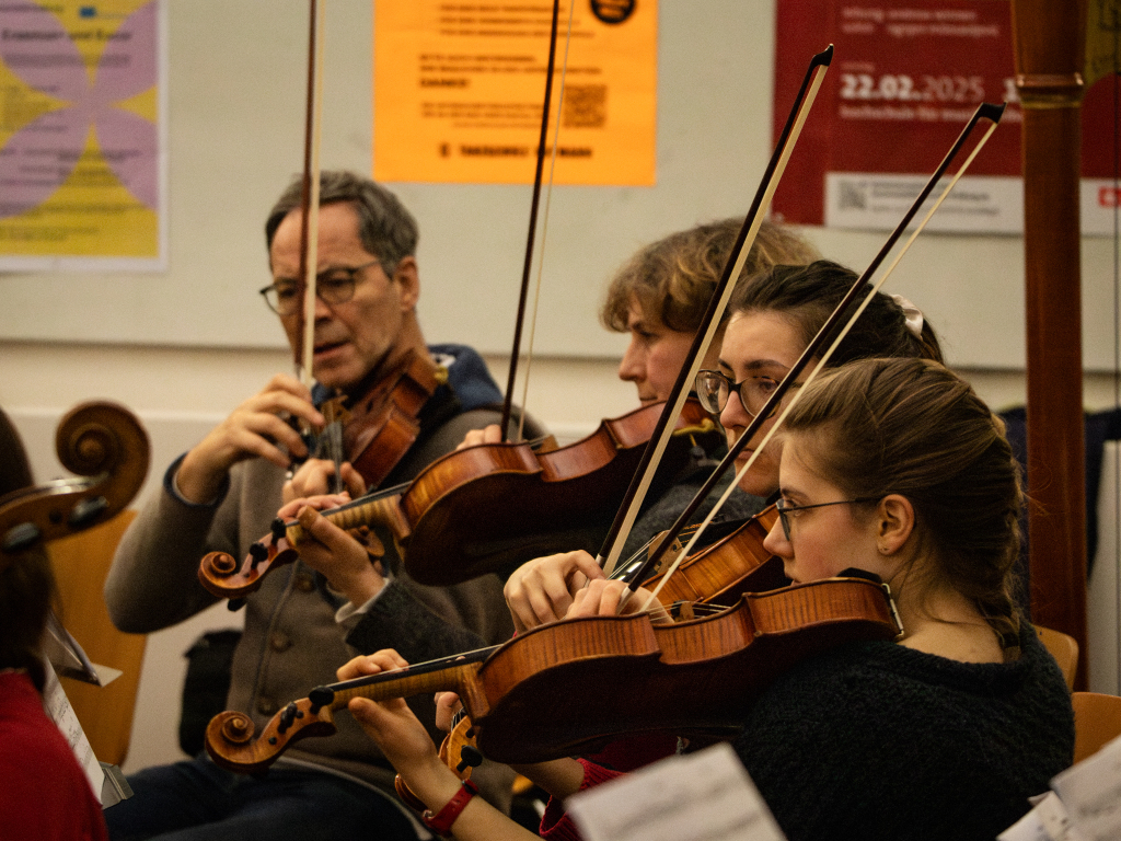 Mehr als 100 junge Musikerinnen und Musiker bringen am Wochenende Schostakowitschs Sinfonie Nr. 7 auf die Bhne des Freiburger Konzerthauses.