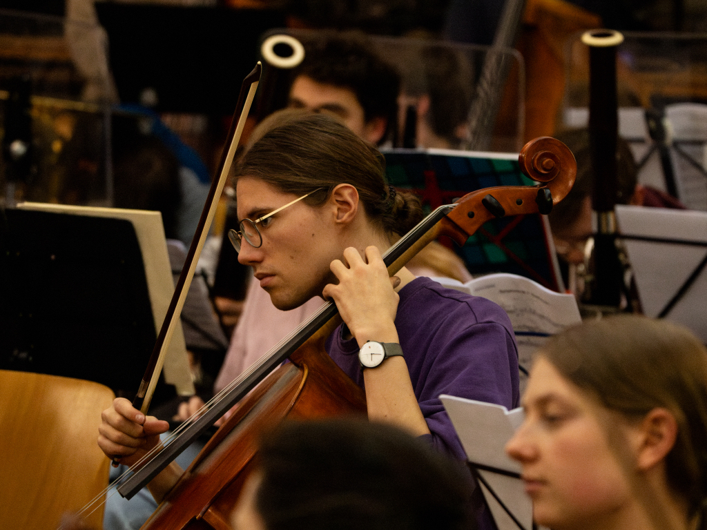 Mehr als 100 junge Musikerinnen und Musiker bringen am Wochenende Schostakowitschs Sinfonie Nr. 7 auf die Bhne des Freiburger Konzerthauses.