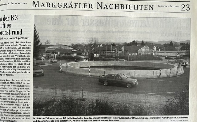 Die ersten Autofahrer umrunden Anfang ...den neuen Kreisverkehr in Heitersheim.  | Foto: Alexander Huber