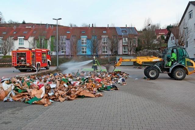 Feuerwehr Lahr lscht brennendes Altpapier an einem Supermarkt