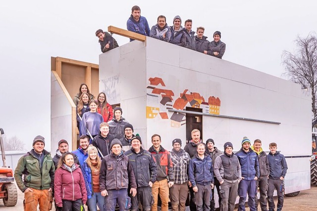 Die Wagenbauer bereiten sich in vier Gruppen auf den Fasnetumzug vor.  | Foto: Wilfried Dieckmann