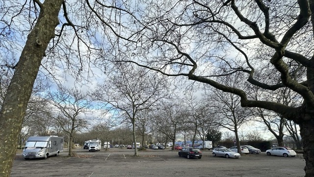 Dauerparkern und bernachtungen auerh...llplatzes sagt die Stadt den Kampf an.  | Foto: Helmut Seller