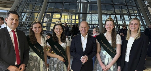 Kirschknigin und Kirschprinzessinnen ...ner, rechts Begleiterin Sophie Kaiser.  | Foto: Bro Fechner