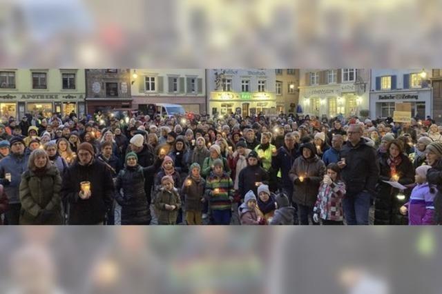 Lichtermeer fr die Demokratie - 400 Menschen versammeln sich auf dem Mnsterplatz in Bad Sckingen