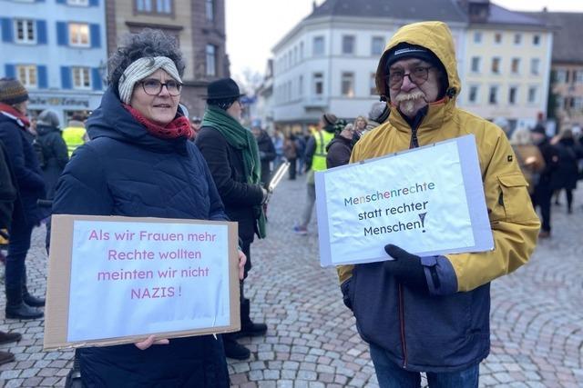 Lichtermeer fr die Demokratie - 400 Menschen versammeln sich auf dem Mnsterplatz in Bad Sckingen