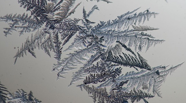 Kratzer, Staub und Rillen im Glas dien...s Wachstum der Eisblumen. (Archivbild)  | Foto: Patrick Seeger/dpa