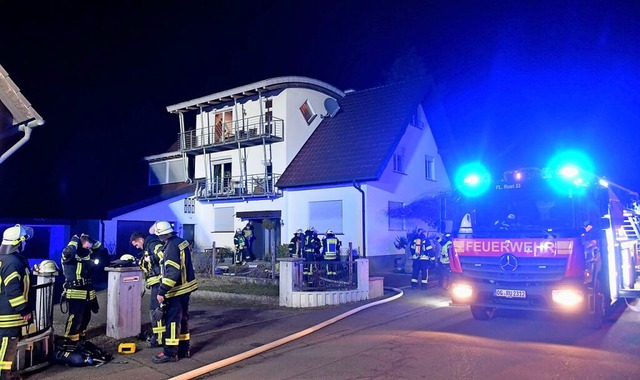 Zum Einsatz waren ungefhr 50 Feuerweh... und die Drehleiter aus Rust gekommen.  | Foto: Wolfgang Knstle