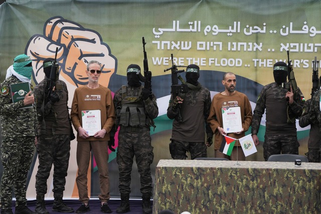 Die Hamas hat im Rahmen eines Abkommen...ael drei weitere Geiseln freigelassen.  | Foto: Abdel Kareem Hana/AP/dpa