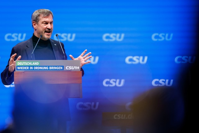 Deutliche Worte in Richtung Kirchen: Markus S&ouml;der auf dem CSU-Parteitag.  | Foto: Daniel Karmann/dpa