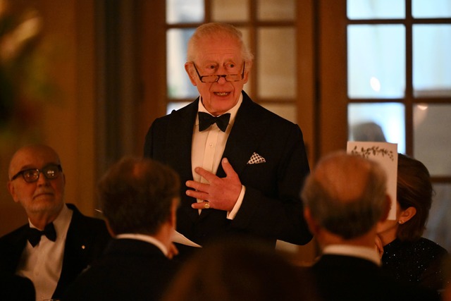 Seine Ansprache bei dem Dinner hielt C...e des Publikums teils auf Italienisch.  | Foto: Finnbarr Webster/PA Wire/dpa