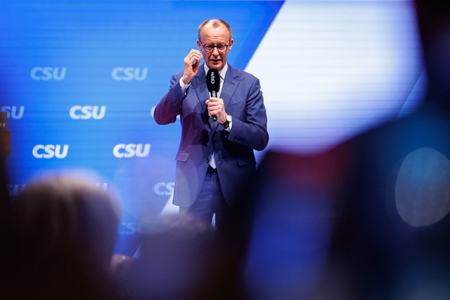 Friedrich Merz grenzt sich auf dem CSU-Parteitag gegen die AfD ab.  | Foto: Daniel Karmann/dpa