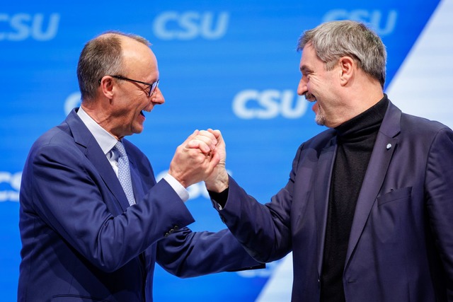 Die Chefs von CSU und CDU, Markus S&ou...tzen auf Geschlossenheit im Wahlkampf.  | Foto: Daniel Karmann/dpa