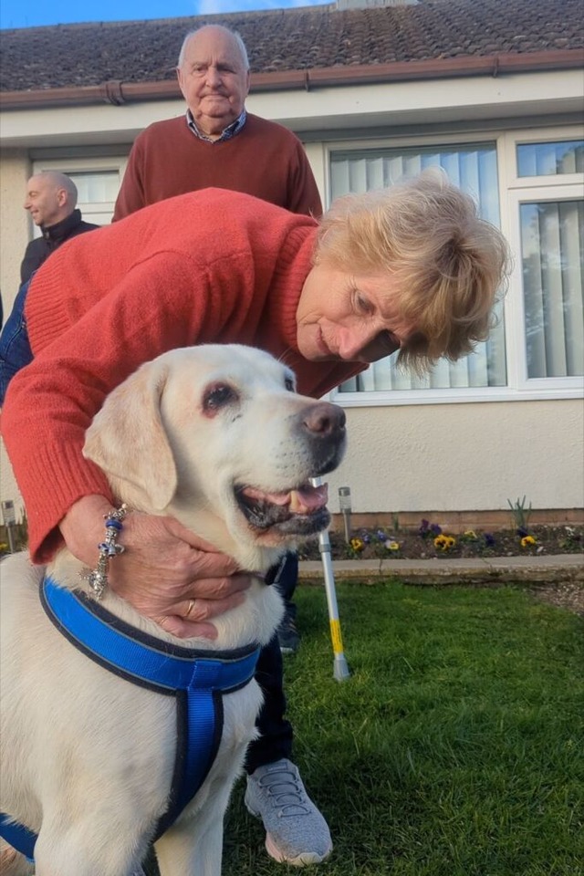 berglcklich: Rita und Philipp Potter mit Daisy  | Foto: RSPA (dpa)