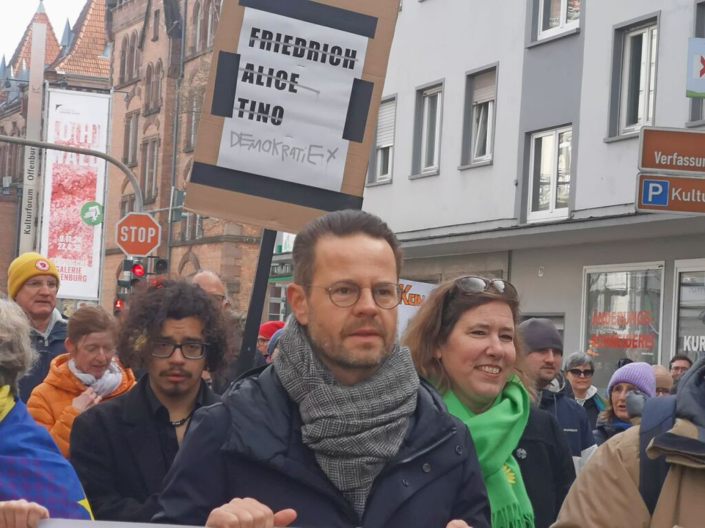 Oberbrgermeister Marco Steffens marschiert in vorderster Linie der Demo voraus. Rechts neben ihm Maren Seifert, Vorsitzende der Grnen-Gemeinderatsfraktion.