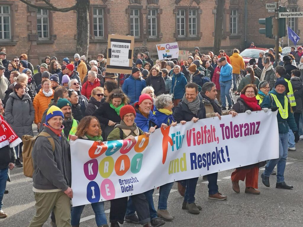 Bei strahlendem Sonnenschein machten sich rund 5000 Teilnehmende vom Platz der Verfassungsfreunde in Richtung Marktplatz auf die Beine. Es ging auch am AfD-Wahlstand vorbei.