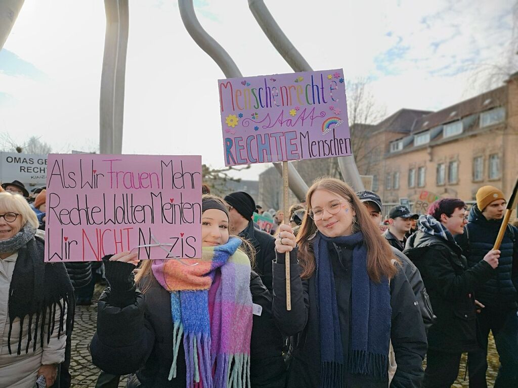 Bei strahlendem Sonnenschein machten sich rund 5000 Teilnehmende vom Platz der Verfassungsfreunde in Richtung Marktplatz auf die Beine. Es ging auch am AfD-Wahlstand vorbei.