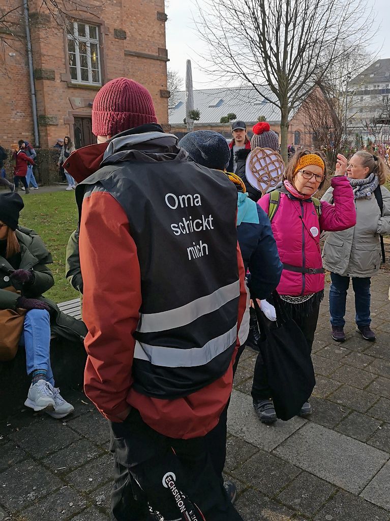 Bei strahlendem Sonnenschein machten sich rund 5000 Teilnehmende vom Platz der Verfassungsfreunde in Richtung Marktplatz auf die Beine. Es ging auch am AfD-Wahlstand vorbei.