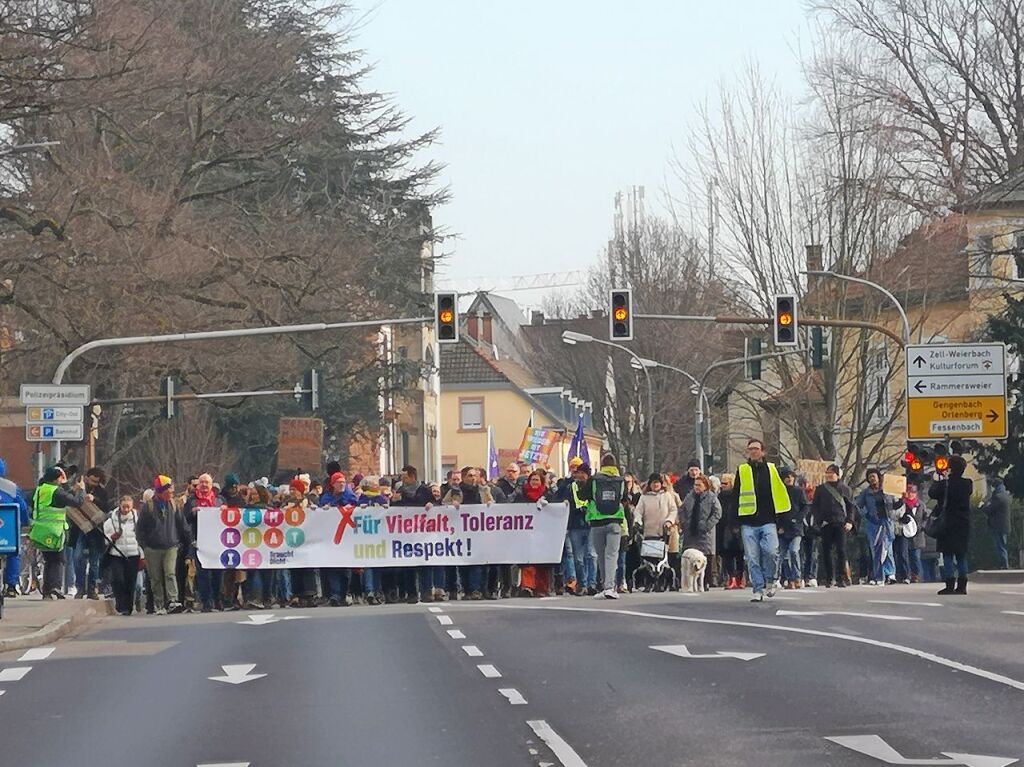 Bei strahlendem Sonnenschein machten sich rund 5000 Teilnehmende vom Platz der Verfassungsfreunde in Richtung Marktplatz auf die Beine. Es ging auch am AfD-Wahlstand vorbei.