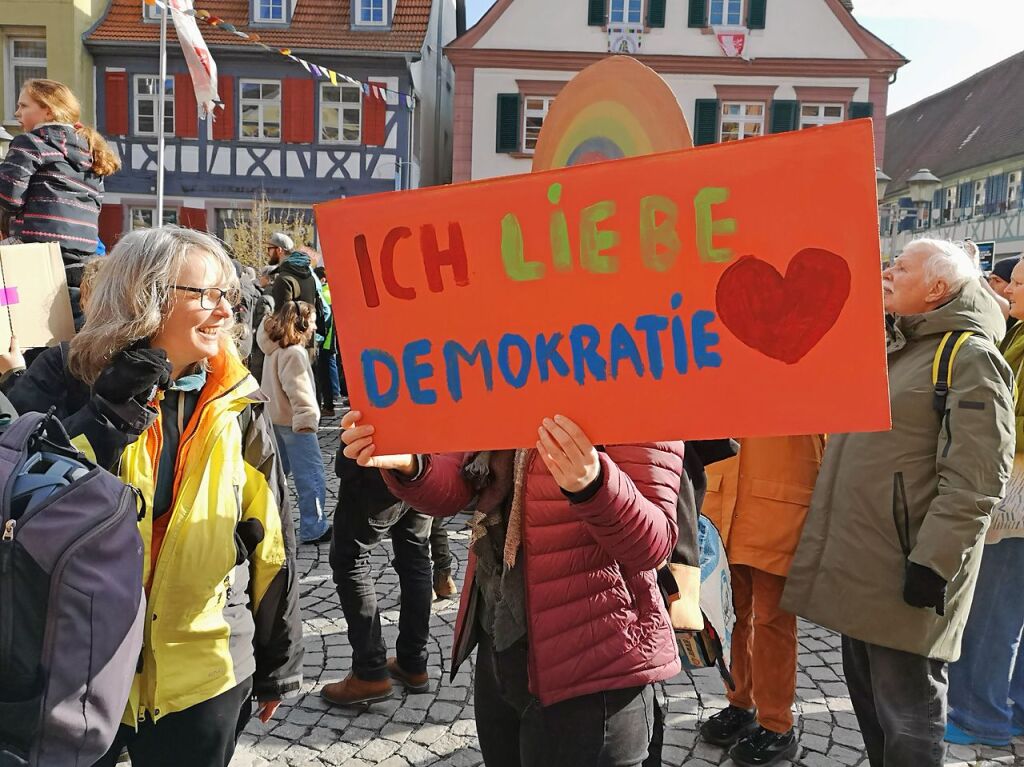 Bei strahlendem Sonnenschein machten sich rund 5000 Teilnehmende vom Platz der Verfassungsfreunde in Richtung Marktplatz auf die Beine. Es ging auch am AfD-Wahlstand vorbei.