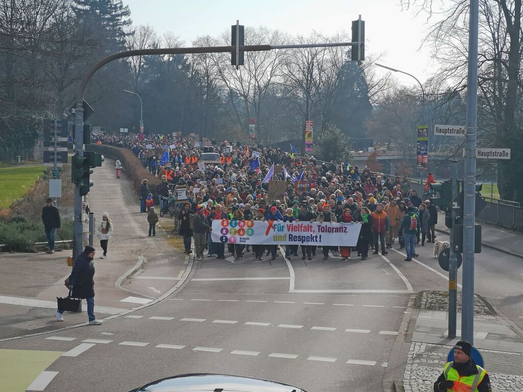 Bei strahlendem Sonnenschein machten sich rund 5000 Teilnehmende vom Platz der Verfassungsfreunde in Richtung Marktplatz auf die Beine. Es ging auch am AfD-Wahlstand vorbei.