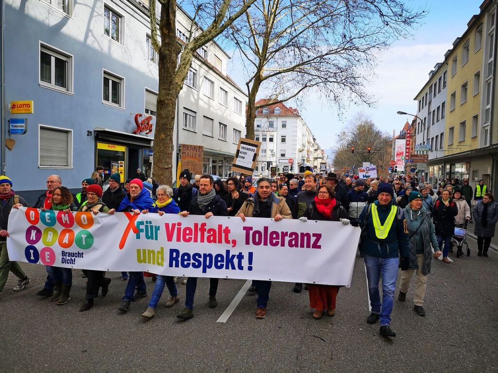 Bei strahlendem Sonnenschein machten sich rund 5000 Teilnehmende vom Platz der Verfassungsfreunde in Richtung Marktplatz auf die Beine. Es ging auch am AfD-Wahlstand vorbei.