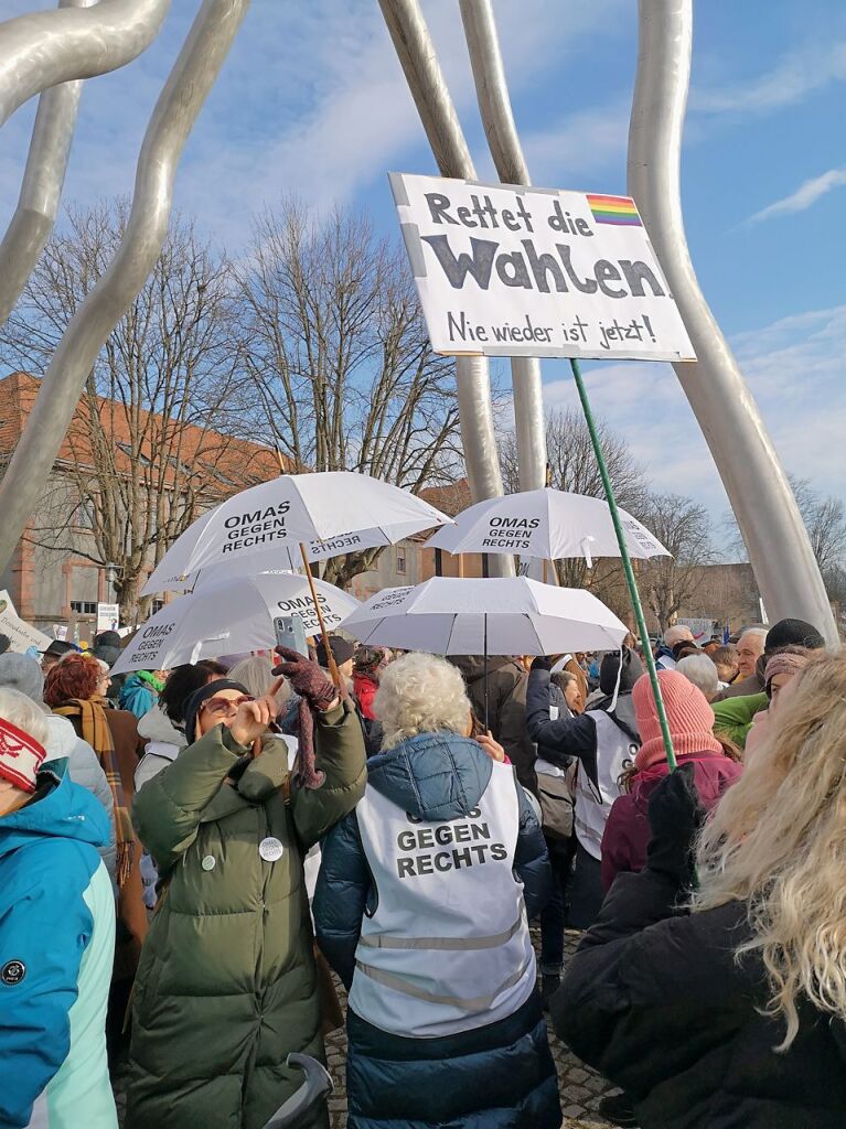 Bei strahlendem Sonnenschein machten sich rund 5000 Teilnehmende vom Platz der Verfassungsfreunde in Richtung Marktplatz auf die Beine. Es ging auch am AfD-Wahlstand vorbei.