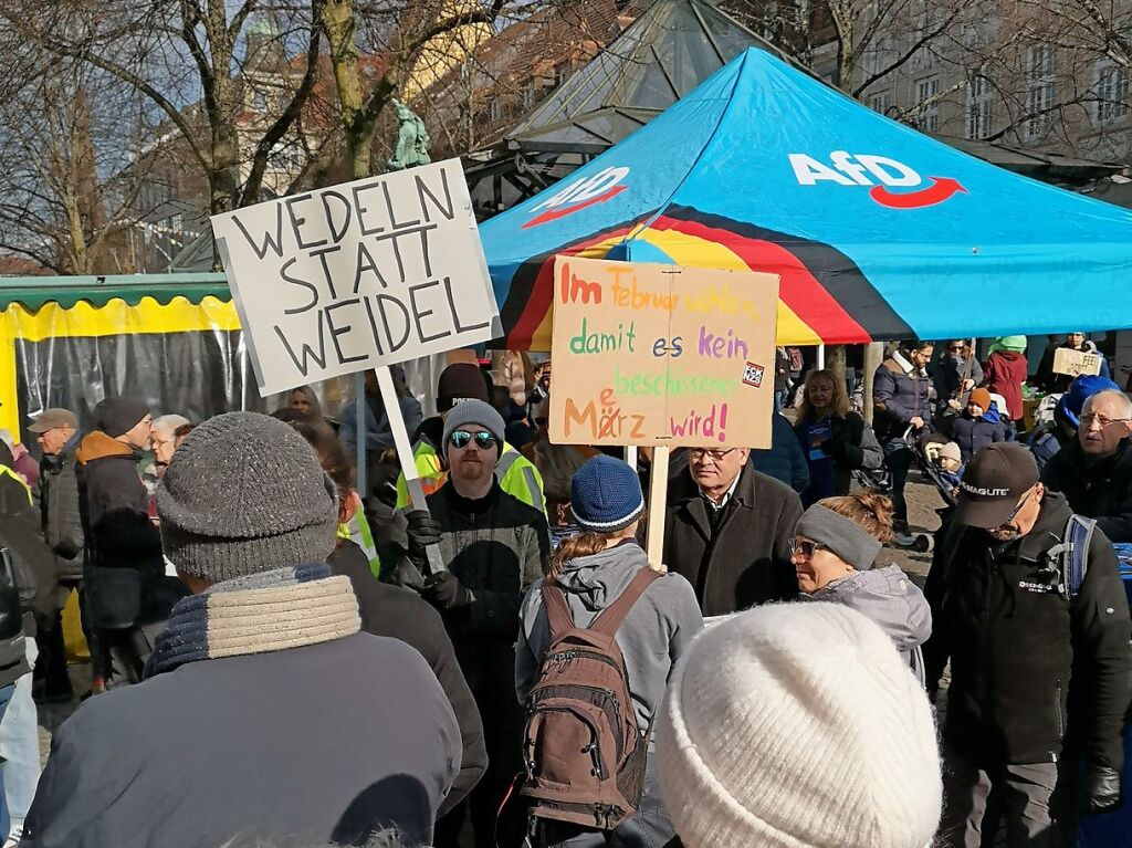 Bei strahlendem Sonnenschein machten sich rund 5000 Teilnehmende vom Platz der Verfassungsfreunde in Richtung Marktplatz auf die Beine. Es ging auch am AfD-Wahlstand vorbei.