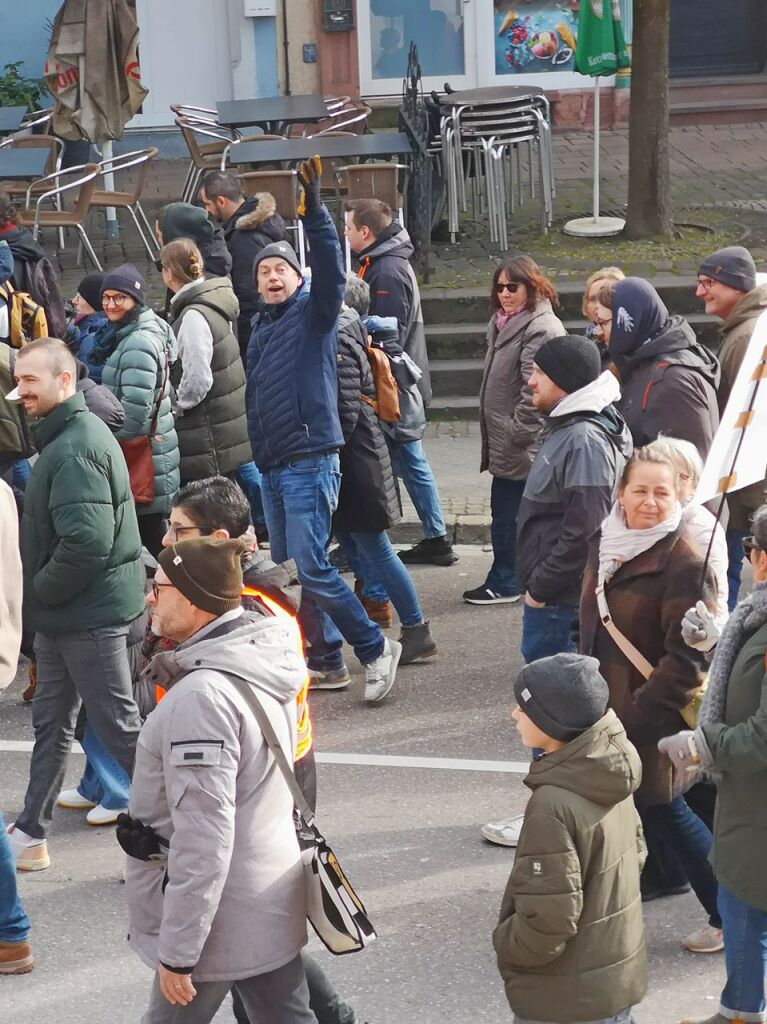 Bei strahlendem Sonnenschein machten sich rund 5000 Teilnehmende vom Platz der Verfassungsfreunde in Richtung Marktplatz auf die Beine. Es ging auch am AfD-Wahlstand vorbei.