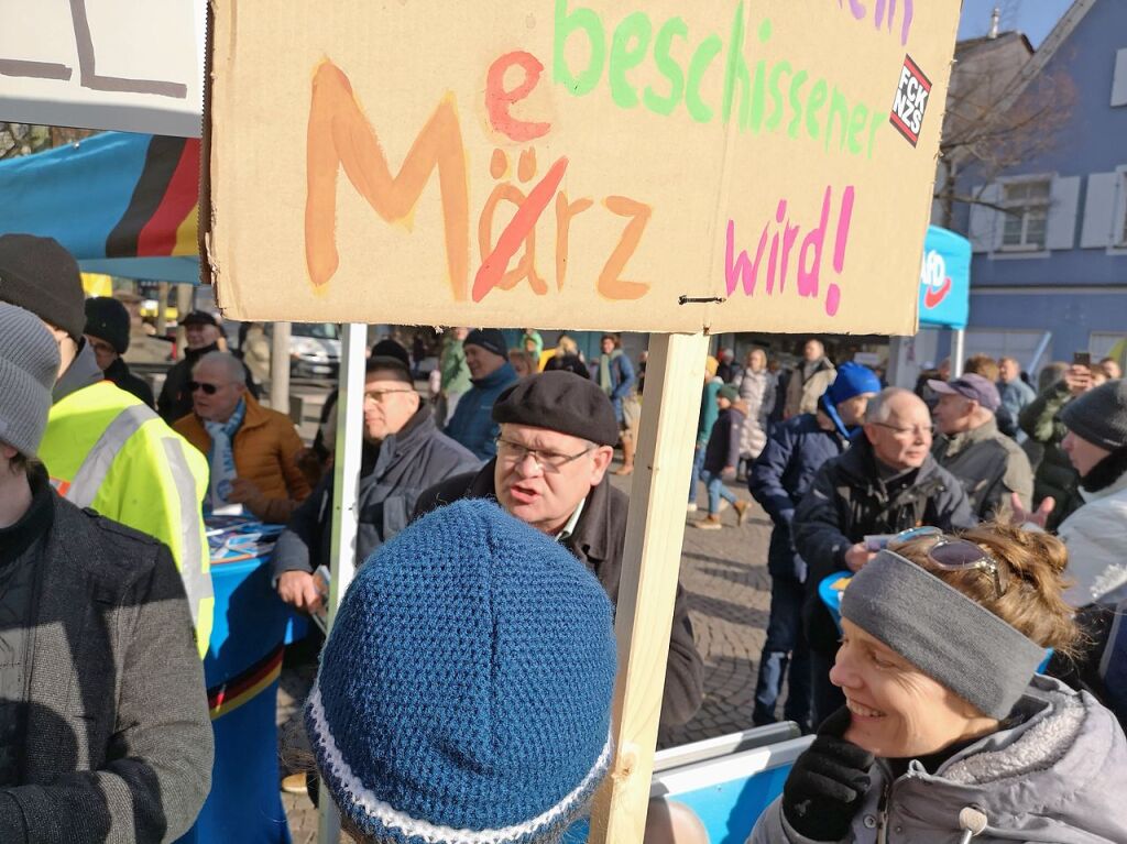 Diskussionen von Demonstranten am AfD-Wahlstand