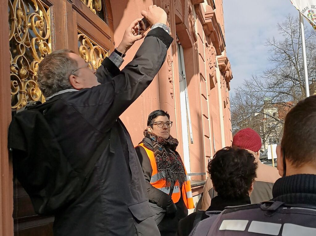 Bei strahlendem Sonnenschein machten sich rund 5000 Teilnehmende vom Platz der Verfassungsfreunde in Richtung Marktplatz auf die Beine. Es ging auch am AfD-Wahlstand vorbei.