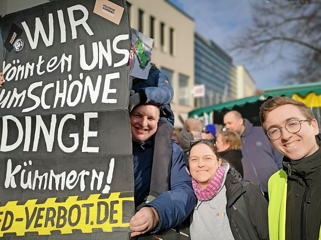 Bei strahlendem Sonnenschein machten sich rund 5000 Teilnehmende vom Platz der Verfassungsfreunde in Richtung Marktplatz auf die Beine. Es ging auch am AfD-Wahlstand vorbei.